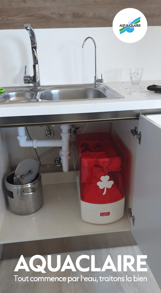 Système de filtration d’eau par osmose inverse avec réservoir et cartouches de rechange.