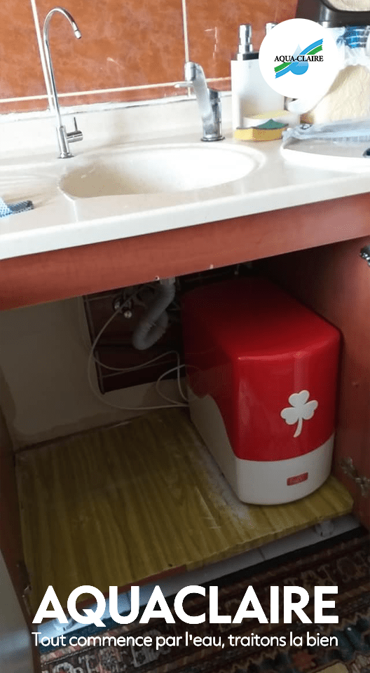 Système de filtration d’eau par osmose inverse avec réservoir et cartouches de rechange.
