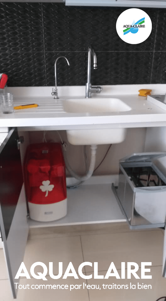 Système de filtration d’eau par osmose inverse avec réservoir et cartouches de rechange.