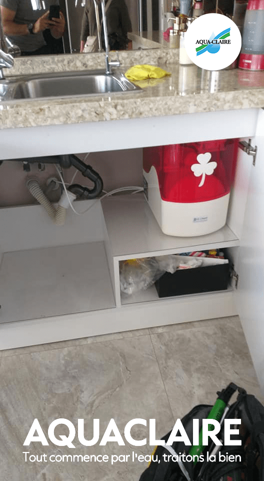 Système de filtration d’eau par osmose inverse avec réservoir et cartouches de rechange.