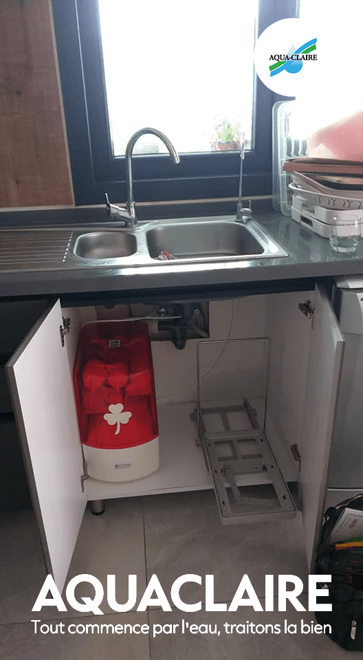Système de filtration d’eau par osmose inverse avec réservoir et cartouches de rechange.